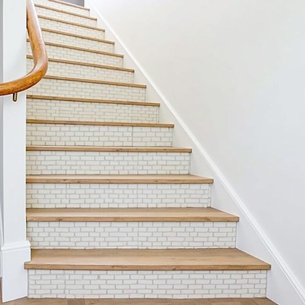 Cầu thang ốp gạch thẻ hiện đại, tay vịn gỗ, phong cách tối giản